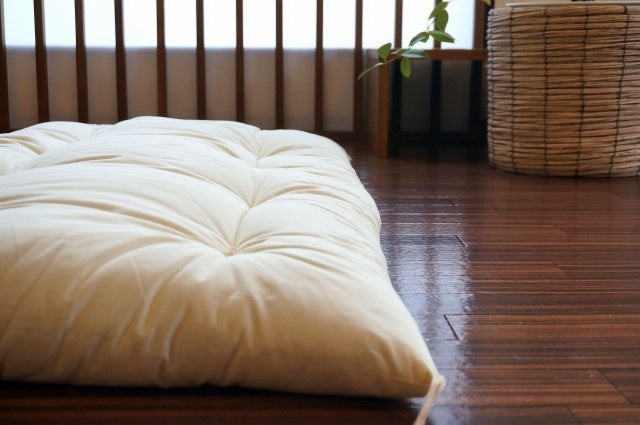 睡眠屋のお昼寝布団(敷布団)の中でも一番人気の無地シリーズのイメージ画像(床に敷いてある画像)