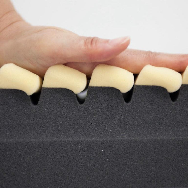 CUBEを手で押した画像