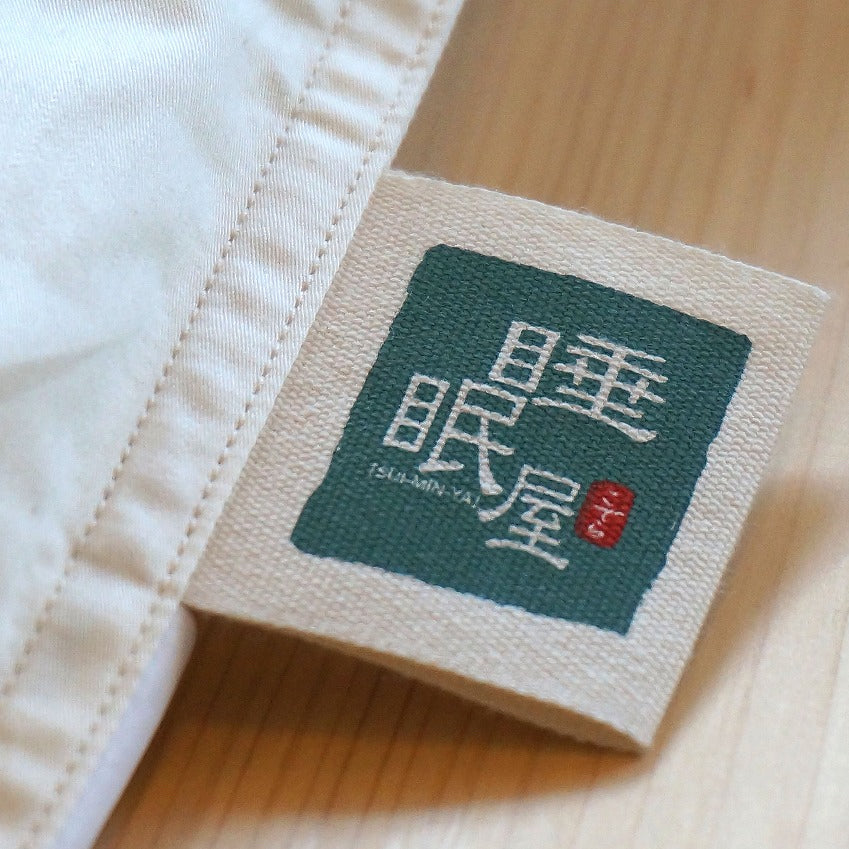 睡眠屋のお昼寝布団お急ぎ便ページのイメージ画像。睡眠屋のタグが布団に縫い込まれている画像