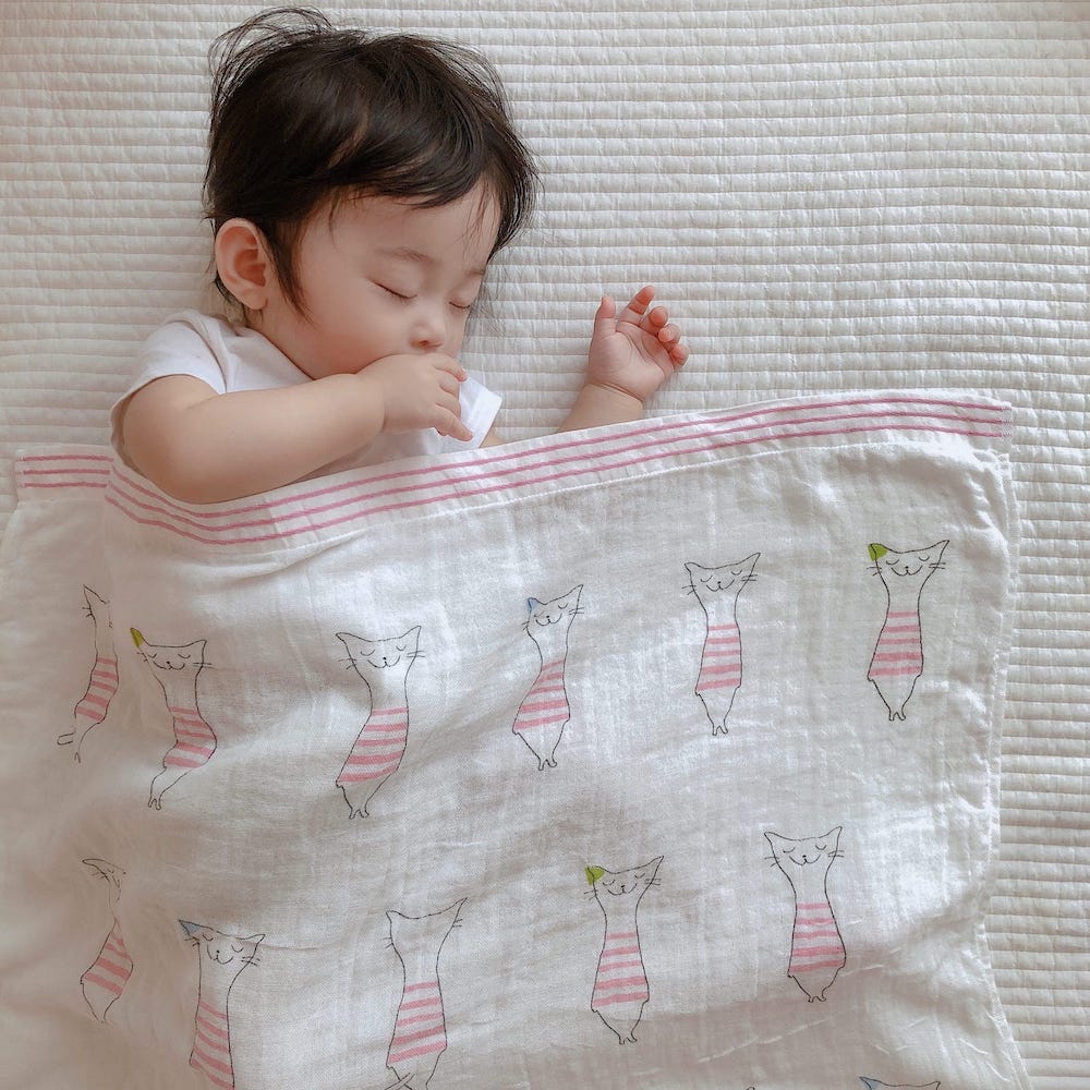 子供の睡眠コラムイメージ画像。小さなお子様がタオルケットにくるまって寝ているシーン