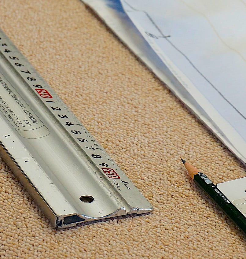 オーダーカバーの裁断で使用する定規と鉛筆の画像