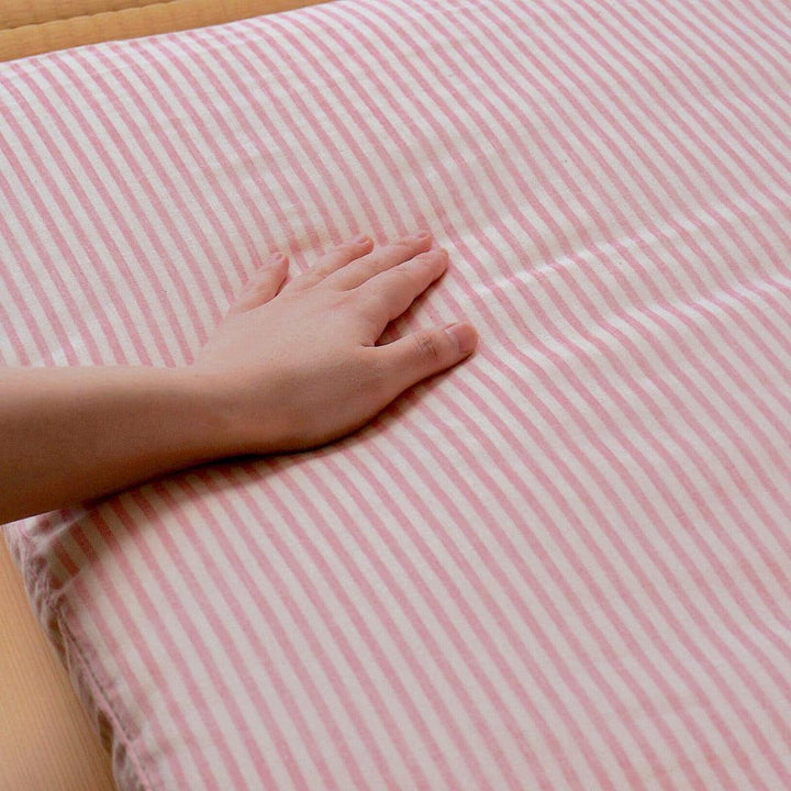 お昼寝布団敷カバー ふたえガーゼ ストライプ - 睡眠屋 手で触っている画像
